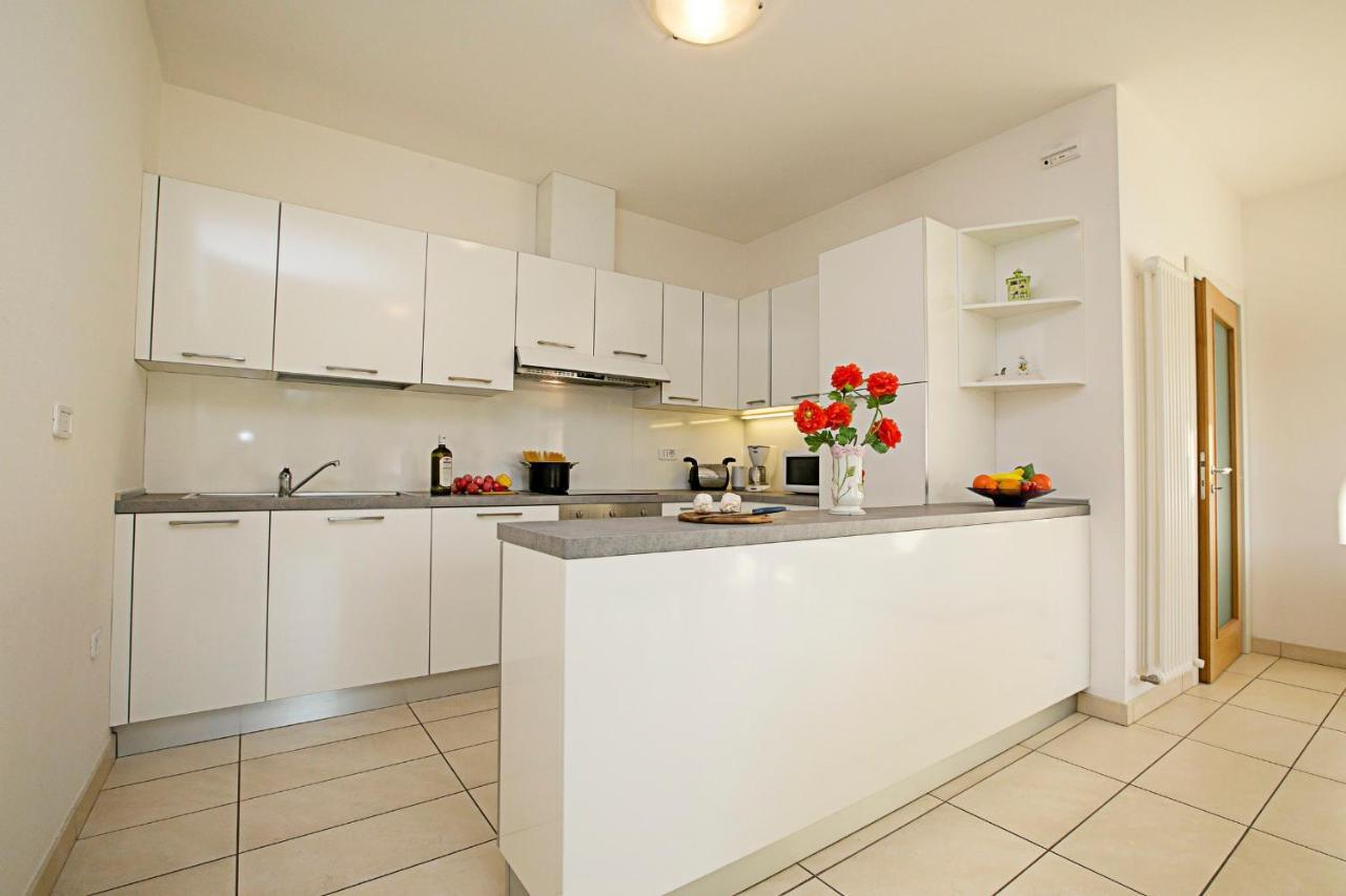 Torbole Relax, Pool & Balcony Apartment - Happy Rentals Torbole Sul Garda Ngoại thất bức ảnh