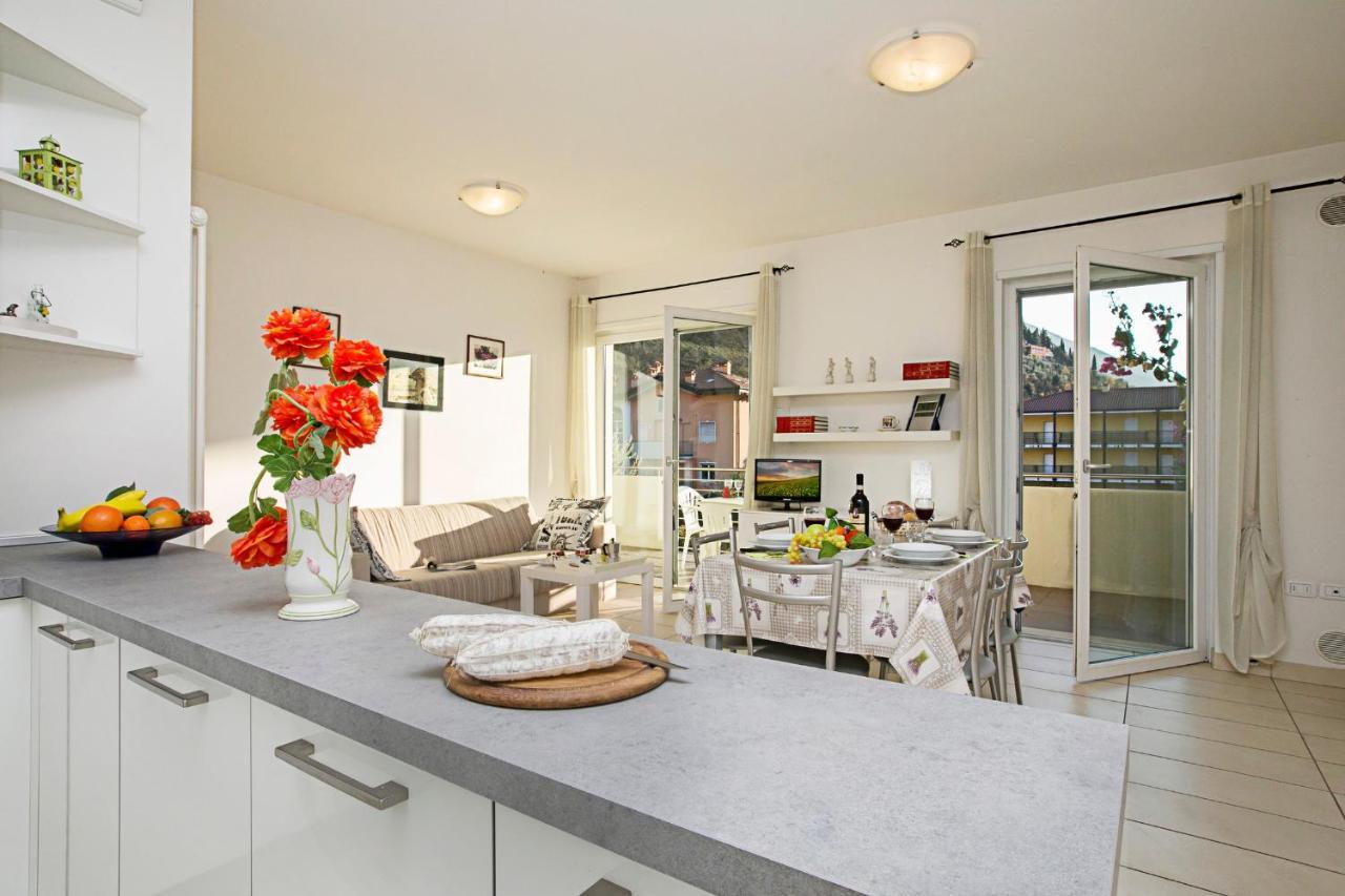 Torbole Relax, Pool & Balcony Apartment - Happy Rentals Torbole Sul Garda Ngoại thất bức ảnh